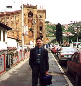 Patrick Simon, devant la Bibliothque de Sarajevo